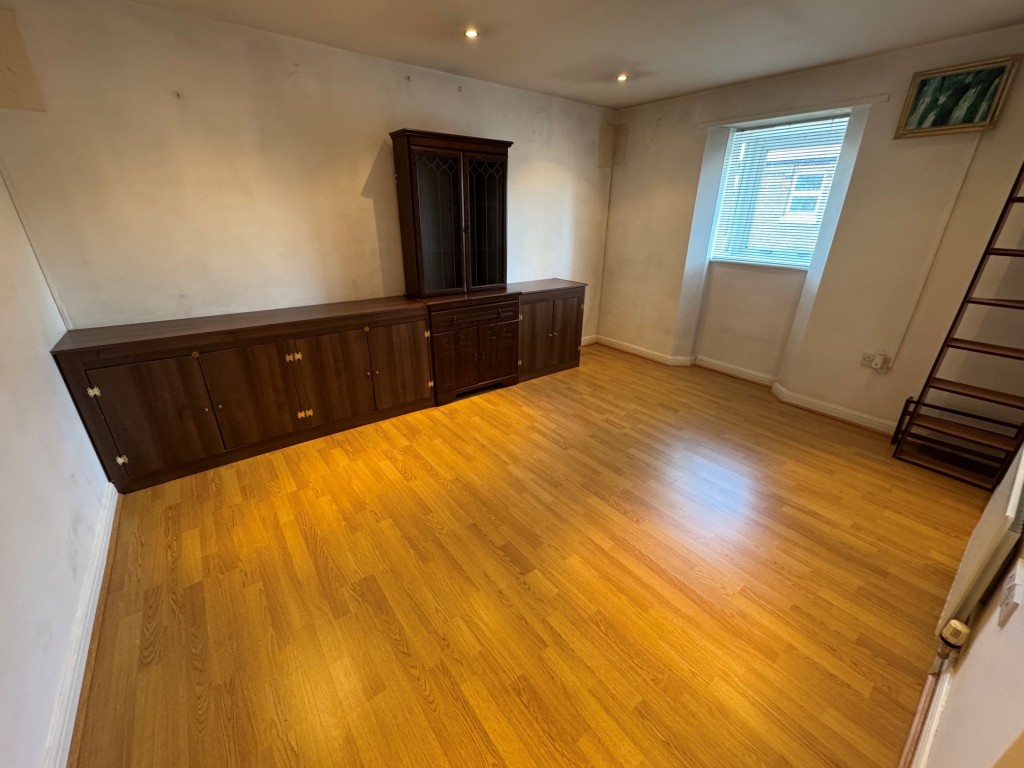 Lot: 15 - TWO-BEDROOM APARTMENT - Bedroom 2